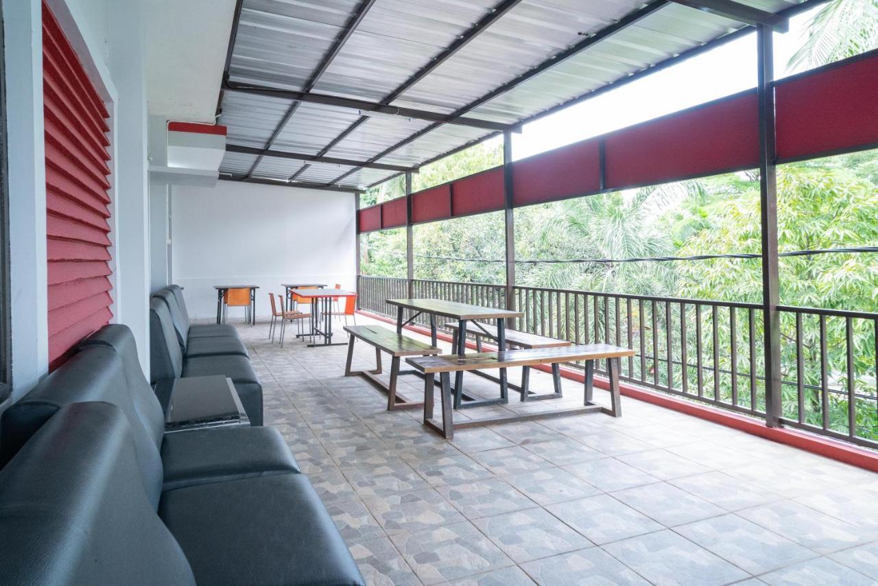 Reddoorz Plus Near Itc Cempaka Mas 2 Jakarta Exterior photo